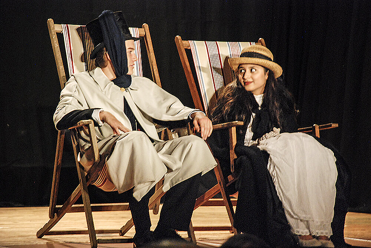 Ein schönes Paar in spe: Phileas Fogg (Gabriel Balmer) und Prinzessin Aouda (Sangita Singh) auf der Schifffahrt nach Yokohama. Foto: Thomas Brunnschweiler