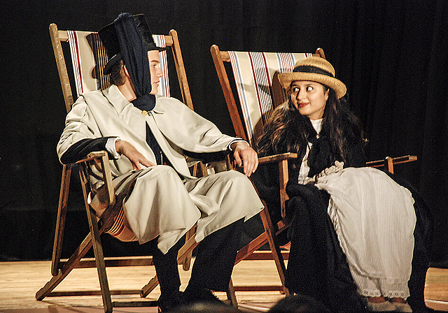 Ein schönes Paar in spe: Phileas Fogg (Gabriel Balmer) und Prinzessin Aouda (Sangita Singh) auf der Schifffahrt nach Yokohama.  Foto: Thomas Brunnschweiler