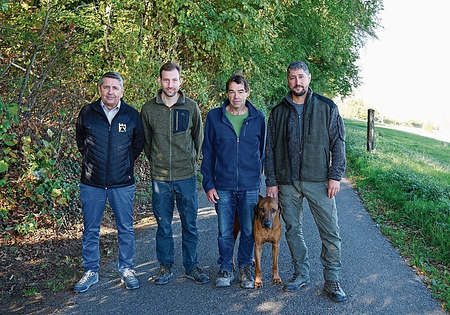 Hier wird gerodet: (von links) Daniel Spichty (Bürgerrat), Philipp Götsch (Forstrevier), Fredi Hügi (Revierförster) und Marco Freda (Swissgrid-Förster) am Waldrand von Münchenstein. Foto: Tobias Gfeller