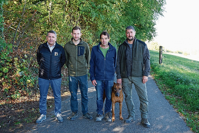 Hier wird gerodet: (von links) Daniel Spichty (Bürgerrat), Philipp Götsch (Forstrevier), Fredi Hügi (Revierförster) und Marco Freda (Swissgrid-Förster) am Waldrand von Münchenstein. Foto: Tobias Gfeller