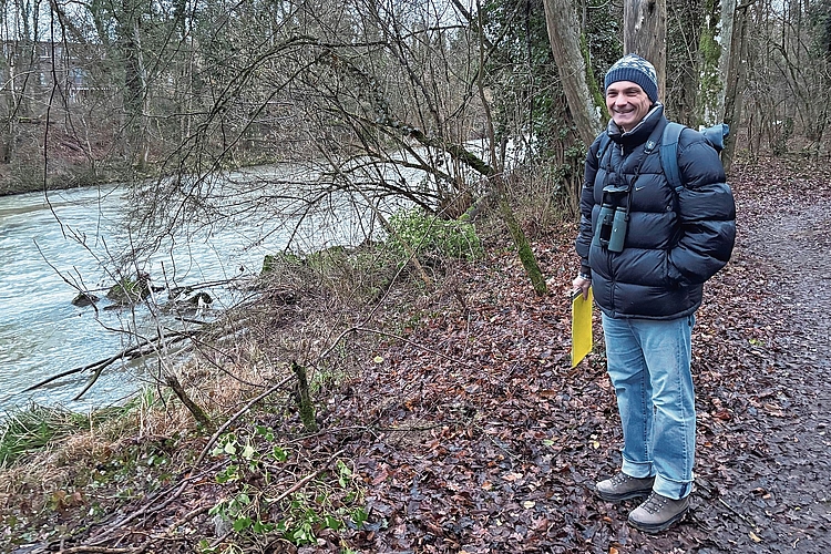 Auf Streifzug: Fabio Di Pietro suchte das Reinacher Birsufer nach geeigneten Brutstellen ab. Foto: Caspar Reimer