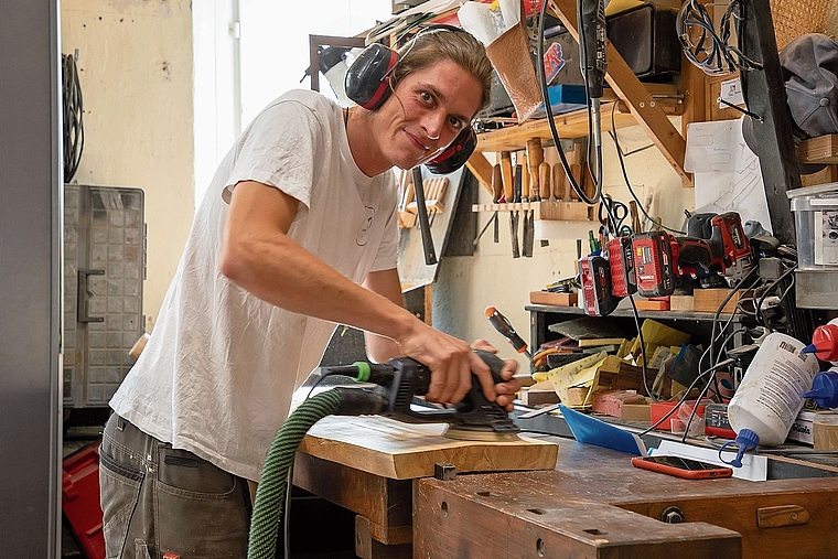In seiner Werkstatt: Joshua Düblin arbeitet an einem Stück einheimischer Birke. Foto: Martin Staub