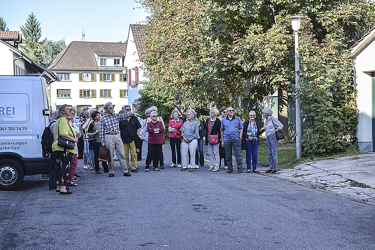 Mit jeder Einzelheit vertraut: Samuel Huggel zeigte der Gruppe die Spuren der Vergangenheit im äusseren Dorf. Foto: Bea Asper