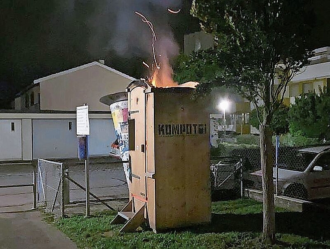 In Flammen: Bereits zum zweiten Mal brannte ein Toilettenhäuschen im dicht besiedeltem Wohngebiet. Fotos: zVg
