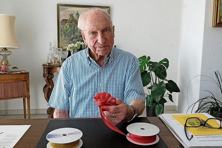 Genialer Wurf: Ernst Hagenbuch mit seiner Erfindung «Susifix».Foto: Thomas Brunnschweiler