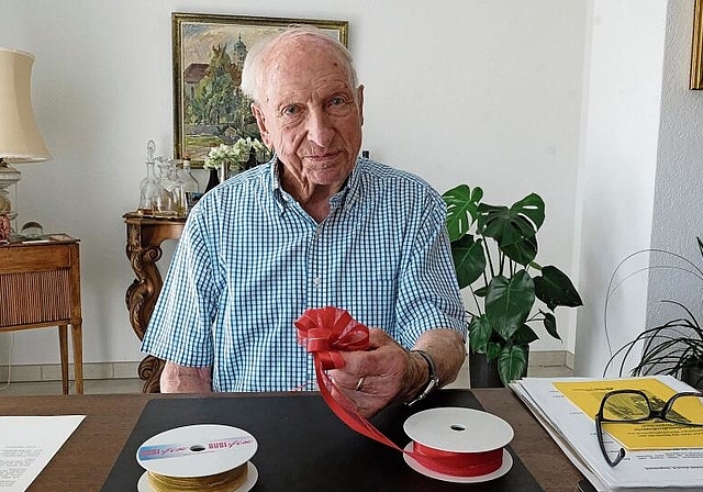 Genialer Wurf: Ernst Hagenbuch mit seiner Erfindung «Susifix».Foto: Thomas Brunnschweiler