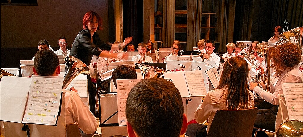 B-Band: Dirigentin Jennifer Tauder wusste ihre Schützlinge zu begeistern.