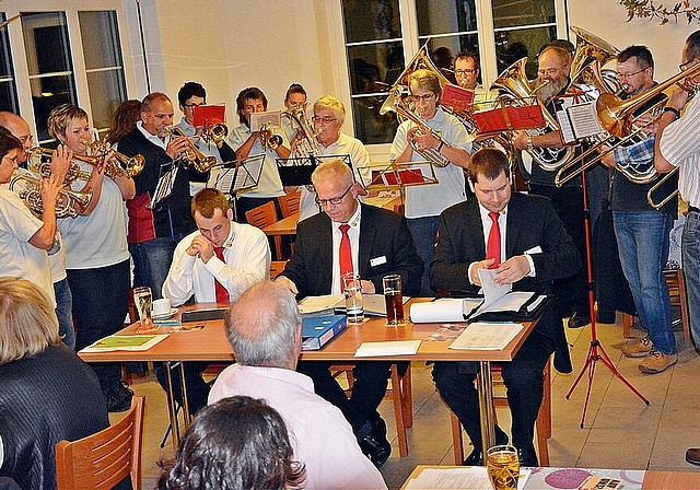 Musikalischer Auftakt: Nach dem Marsch St. Triphon geht der Vorstand (am Tisch) zügig durch die Geschäfte. Foto: Roland Bürki
