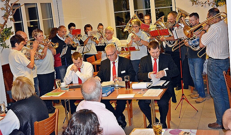 Musikalischer Auftakt: Nach dem Marsch St. Triphon geht der Vorstand (am Tisch) zügig durch die Geschäfte. Foto: Roland Bürki