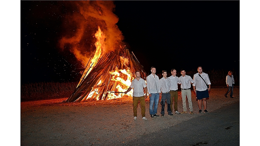 Höhenfeuer: Junge SVPler verbrennen die Idee der Kantonsfusion. 
