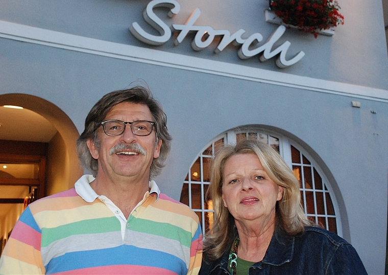Erfolgreiche Gastronomen: Georg und Pia Leisgang-Saner vor ihrem «Hotel & Gasthof zum Storch». Foto: Th. Brunnschweiler
