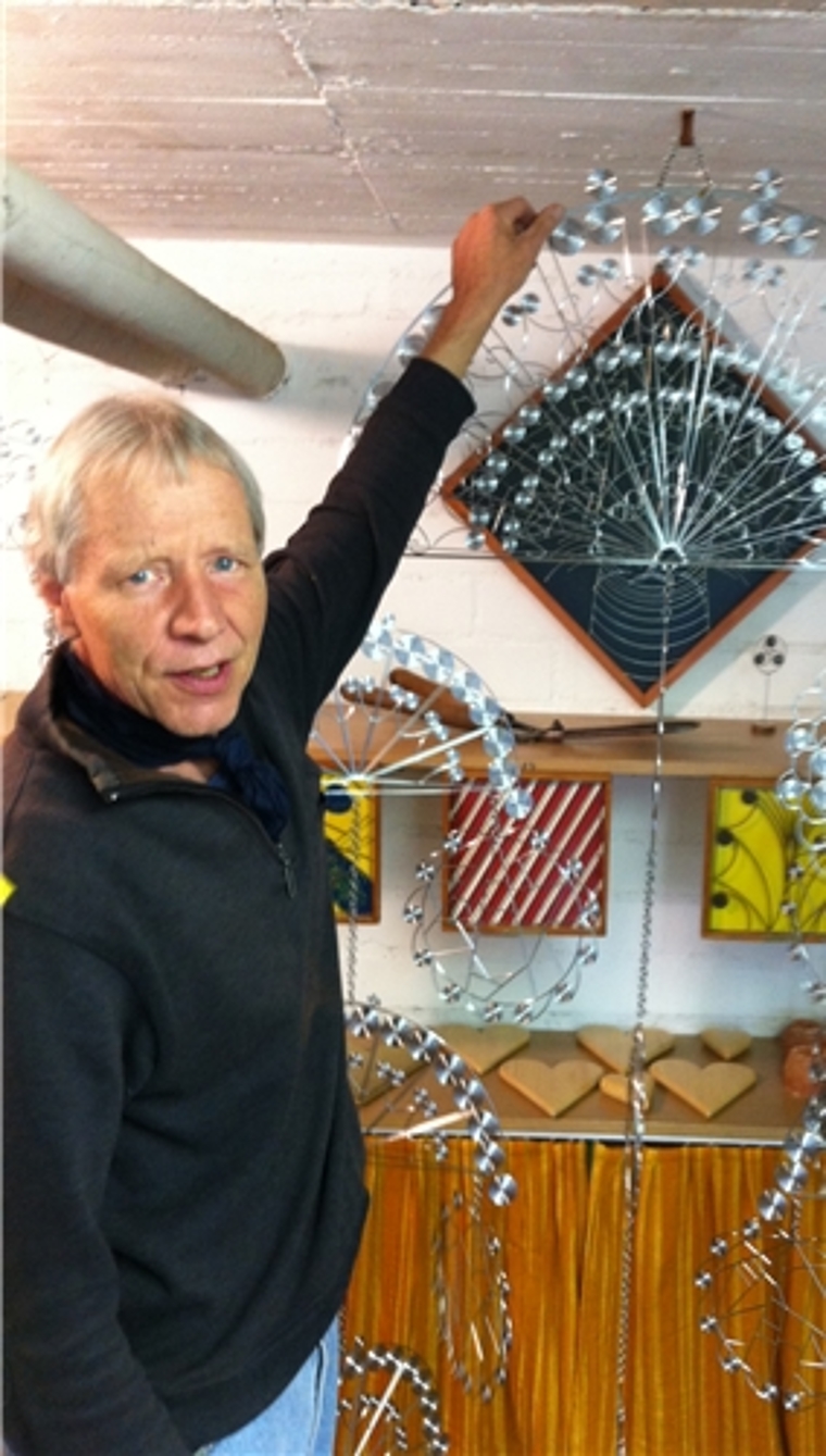 An der Garagendecke bei Roger Seydoux: Hier hängen symmetrische Kunstwerke aus Stahl. Foto: Thomas Immoos