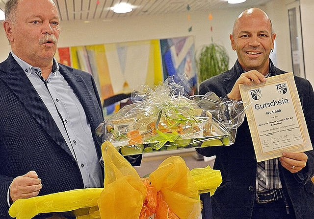 Die Stiftergemeinden stiften auch ein Geschenk: Die beiden Gemeindepräsidenten Heiner Studer (Nunningen) (l.) und Roger Hänggi (Zullwil) mit einem Check über 4500 Franken für neue Möbel im Aufenthaltsraum Foto: Roland Bürki
