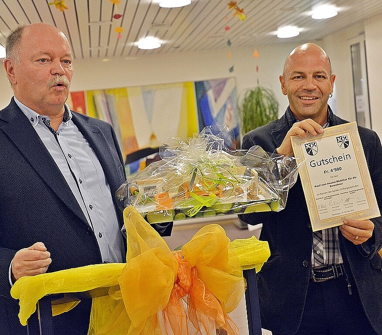 Die Stiftergemeinden stiften auch ein Geschenk: Die beiden Gemeindepräsidenten Heiner Studer (Nunningen) (l.) und Roger Hänggi (Zullwil) mit einem Check über 4500 Franken für neue Möbel im Aufenthaltsraum Foto: Roland Bürki