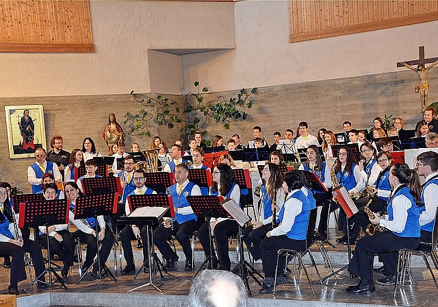 Drei Formationen, eine Melodie: «Rolling in the Deep» ging in die Tiefe und liess das Publikum am Ende aufstehen. Vorne die «Filarmonica L. Mattiussi», hinten die Ensembles «Mezzoforte» und «Fortissimo». Fotos: Roland Bürki
