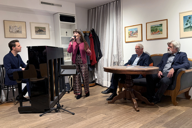 Vernissage: (v. l.) Jonathan Stich, Ida-Lin Hübscher sowie die beiden Redaktoren Klaus Fischer und Thomas Brunnschweiler. Foto: Gaby Walther