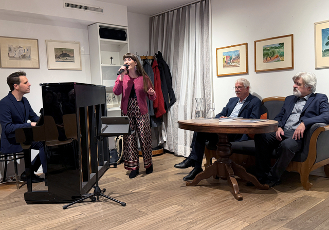 Vernissage: (v. l.) Jonathan Stich, Ida-Lin Hübscher sowie die beiden Redaktoren Klaus Fischer und Thomas Brunnschweiler. Foto: Gaby Walther