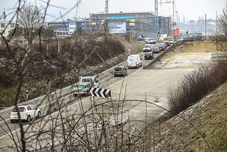 Verzögerung: Wann die Bagger auffahren werden, um die Untertunnelung der Hauptstrasse in Angriff zu nehmen, ist ungewiss. Foto: Edmondo Savoldelli