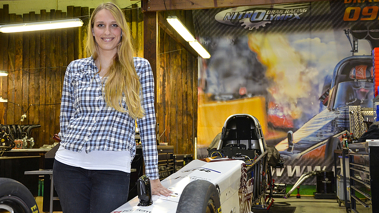 «Beim kleinsten Fehler kann alles explodieren.» Jndia Erbacher mit ihrem Dragster in Arlesheim. Foto: Fabia Maieroni