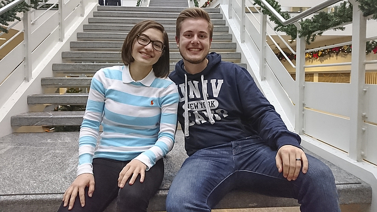 Wollen Leben retten: Viven Bieger und Cédric Stoll organisieren Registrieraktionen für Stammzellenspenden. Foto: Fabia Maieroni