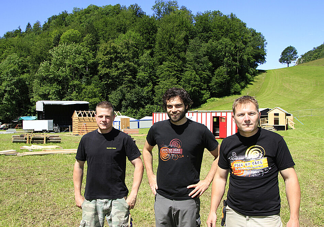 Vom Erfolg überzeugt: Ronny Dobler, Bauchef, Philippe Garcia, Presseverantwortlicher, und Pascal Moser, OK-Vizepräsident (v. l.) beim Aufbau auf dem Festivalgelände.  Foto: Martin Staub