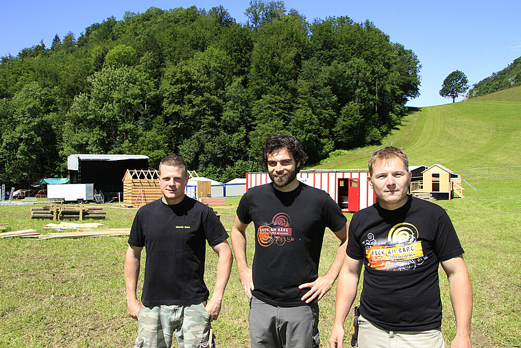 Vom Erfolg überzeugt: Ronny Dobler, Bauchef, Philippe Garcia, Presseverantwortlicher, und Pascal Moser, OK-Vizepräsident (v. l.) beim Aufbau auf dem Festivalgelände. Foto: Martin Staub