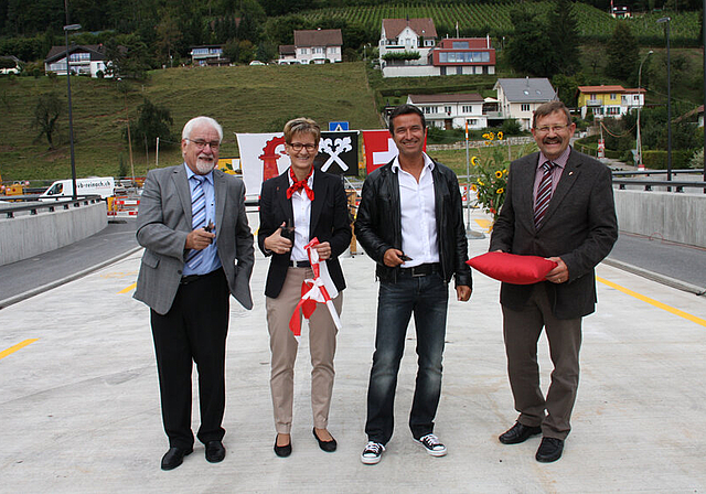 Einweihung: Zwingens Gemeindepräsident Benno Jermann, Regierungsratspräsidentin Sabine Pegoraro, Bauleiter Ivo Kaufmann und der kantonale Strassenbauinspektor Urs Hess (v. l.) eröffnen die neue Birsbrücke.  Foto: Gaby Walther