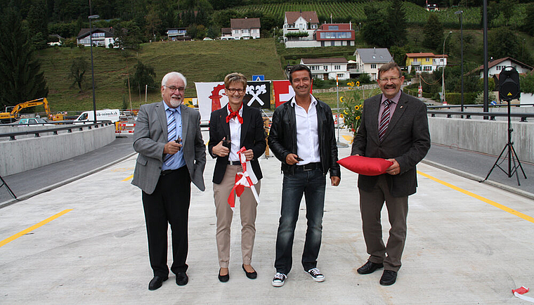 Einweihung: Zwingens Gemeindepräsident Benno Jermann, Regierungsratspräsidentin Sabine Pegoraro, Bauleiter Ivo Kaufmann und der kantonale Strassenbauinspektor Urs Hess (v. l.) eröffnen die neue Birsbrücke. Foto: Gaby Walther