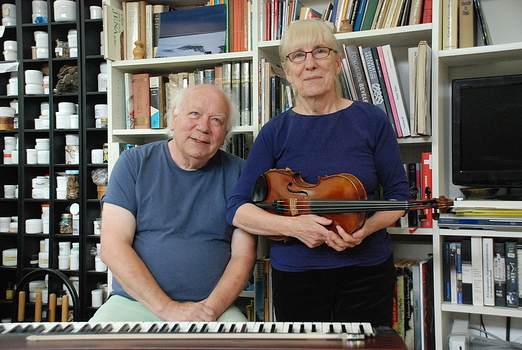 Im Gleichklang: Fritz und Annerose Krey sind seit über 50 Jahren privat und musikalisch ein Duo. Foto: Thomas Brunnschweiler