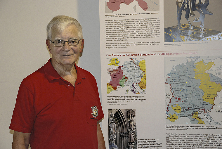 Verdienstvolle Ausstellung eines grossen Kenners: Franz Wirth vor einer der Schautafeln zum Frühmittelalter. Foto: Thomas Brunnschweiler