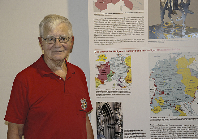 Verdienstvolle Ausstellung eines grossen Kenners: Franz Wirth vor einer der Schautafeln zum Frühmittelalter.  Foto: Thomas Brunnschweiler