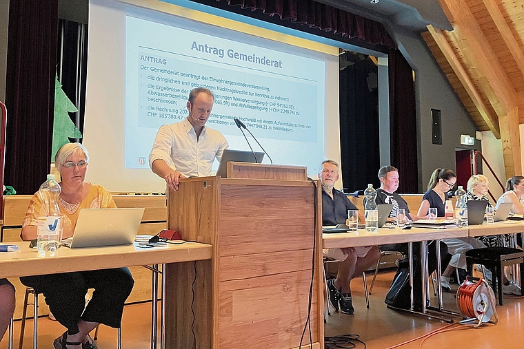 Präsentierten eine bessere Rechnung als erwartet: Der Hobler Gemeinderat um Gemeindepräsident Beat Kübler (FDP),der am Rednerpult steht. Foto: Désirée Bellwald