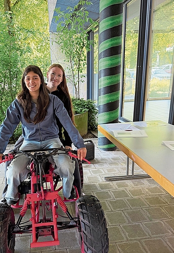 Quad: Anna-Sofia (l.) und Vanessa haben ein altes, verrostetes Quad wieder auf Vordermann gebracht. Quad: Anna-Sofia (l.) und Vanessa haben ein altes, verrostetes Quad wieder auf Vordermann gebracht.