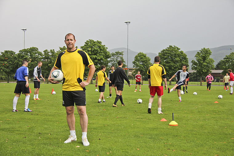 Vom FCB zum FC Aesch: Scott Chipperfield beim ersten Training mit seinen neuen Teamkameraden. Foto: Guido Herklotz