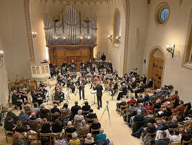 Fast volle Ränge: Das Konzert zog viele Besucherinnen und Besucher an. Foto: Caspar Reimer