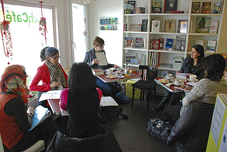 Deutschkonversation: Eine international gemischte Gruppe von Expat-Frauen tauscht Erfahrungen aus. Foto: Thomas Brunnschweiler