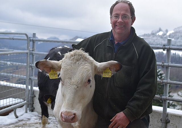 Im Dilemma: Im Vernetzungsprojekt, das der Beinwiler Milchproduzent Urs Saner leitet, sind die Thiersteiner sehr gut aufgestellt. Foto: Bea Asper