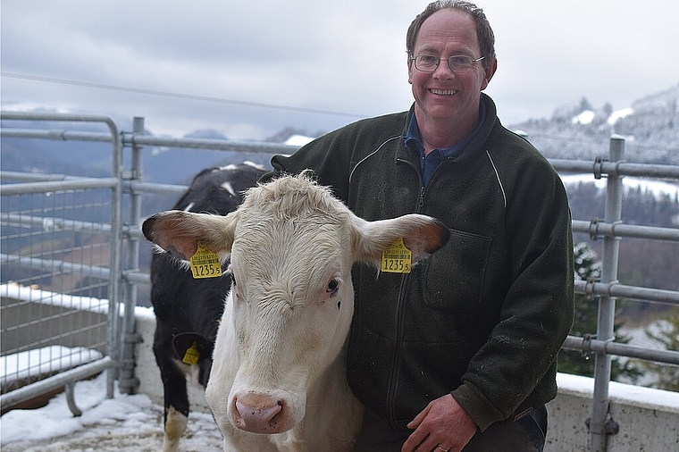 Im Dilemma: Im Vernetzungsprojekt, das der Beinwiler Milchproduzent Urs Saner leitet, sind die Thiersteiner sehr gut aufgestellt. Foto: Bea Asper