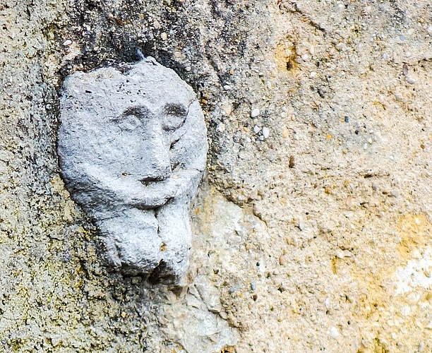 <em>Hauszeichen: </em>Diese Steinfratze hat als Neidkopf seit dem 16.Jahrhundert das Übel abgewehrt.<em/>
