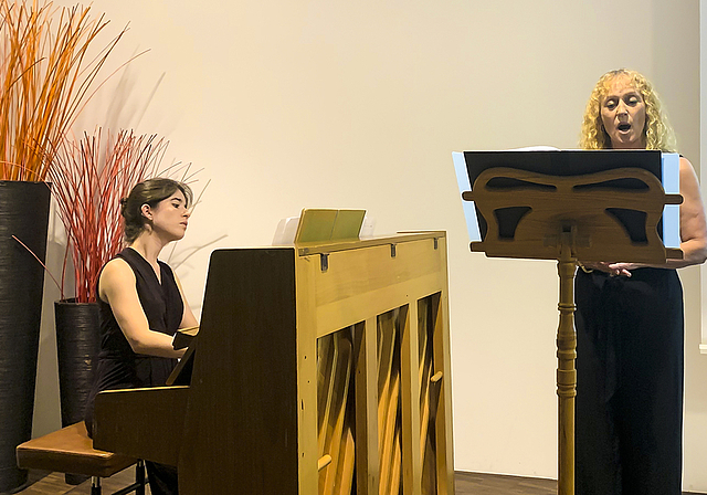 Transformation: Sharon Prushansky (links) und Jeanne Pascale Künzli verwandelten die Gedichte in Musik.  Foto: Caspar Reimer