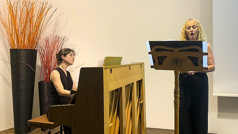 Transformation: Sharon Prushansky (links) und Jeanne Pascale Künzli verwandelten die Gedichte in Musik.  Foto: Caspar Reimer