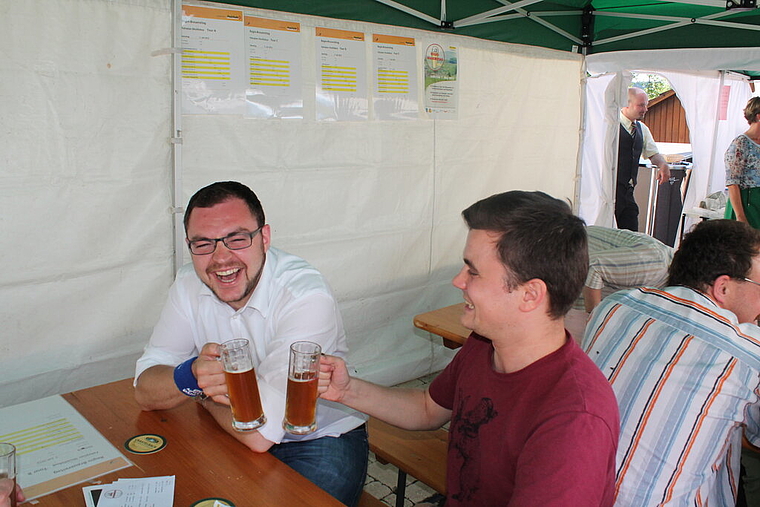 Zum Wohl: Das Chastelbach-Bier aus Himmelried verbreitet gute Laune. Foto: Dimitri Hofer