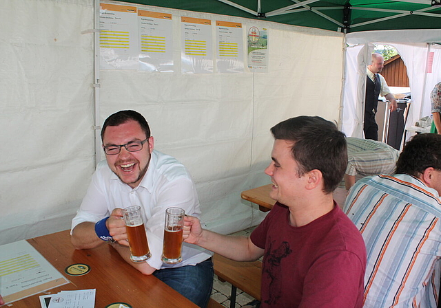 Zum Wohl: Das Chastelbach-Bier aus Himmelried verbreitet gute Laune.   Foto: Dimitri Hofer