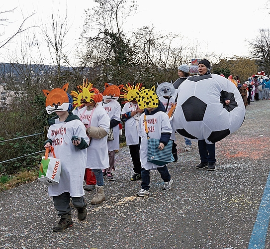 Grosskatzen im Fussballfieber: die Savannen-Kicker. 