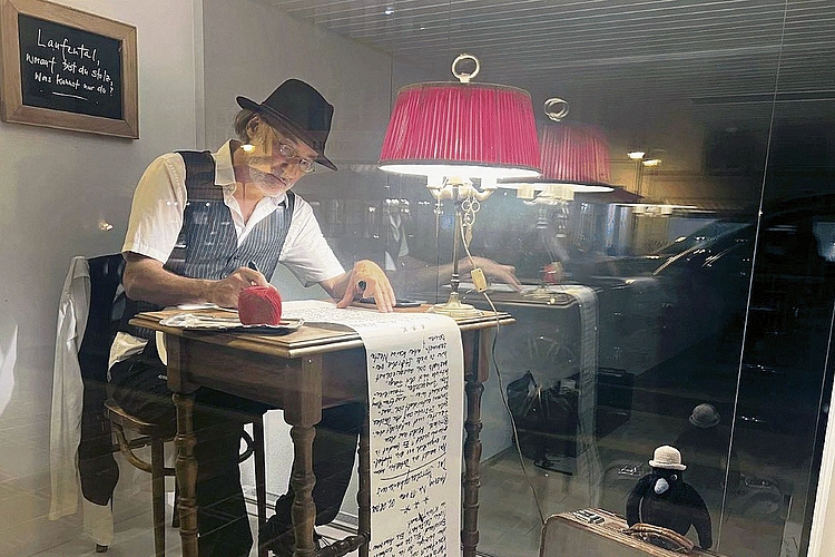 Das kleinste Büro im schönsten Schaufenster des Tals: Jonas Lenz notiert sein Fazit der neusten Ermittlung. Foto: PATRICK NEUENSCHWANDER Das kleinste Büro im schönsten Schaufenster des Tals: Jonas Lenz notiert sein Fazit der neusten Ermittlung. Foto: PATRICK NEUENSCHWANDER