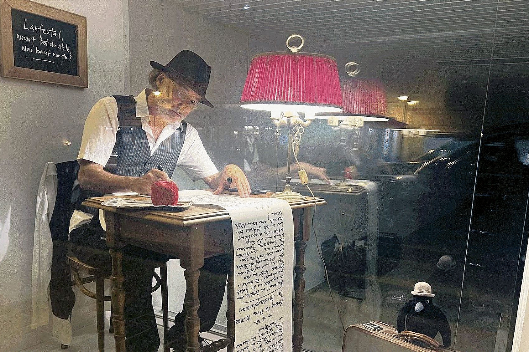 Das kleinste Büro im schönsten Schaufenster des Tals: Jonas Lenz notiert sein Fazit der neusten Ermittlung. Foto: PATRICK NEUENSCHWANDER Das kleinste Büro im schönsten Schaufenster des Tals: Jonas Lenz notiert sein Fazit der neusten Ermittlung. Foto: PATRICK NEUENSCHWANDER