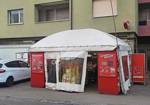 Frist bis Ende Januar: Das Zelt, das seit 25 Jahren vor dem Denner steht, muss weg. Foto: Fabia Maieroni