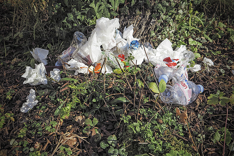 Littering: Wer in Aesch achtlos Abfälle wegwirft und dabei von der Polizei in flagranti erwischt wird, kann gebüsst werden. Foto: Edmondo Savoldelli