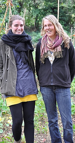 Hier entstand die Idee: Zoé Beutler (l.) und Dominique Oser engagieren sich auch in den Gemeinschäftsgärten Landhof in Basel, einem weiteren Projekt von Urban Agriculture Basel. Foto: Alexandra Burnell