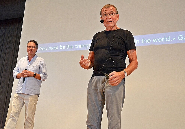 Keine rechteckige Kiste: Architektur-Professor Peter Hübner und Zeno Steuri (l.) vom KinderKraftWerk über Partizipation in der Bauplanung. Foto: Roland Bürki